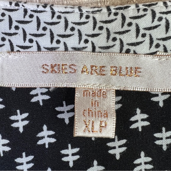 Skies are Blue XL Petite (with flaw) Tabbed Sleeves with Deep V-Neck Emb… - Picture 10 of 15